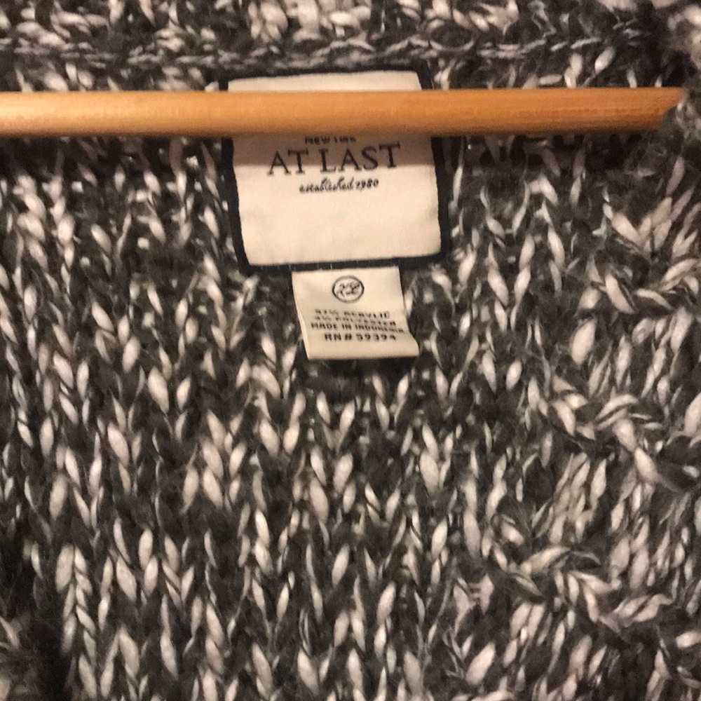 Sweater .. - Picture 2 of 2